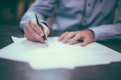 Schreiben Person schreibt mit Stift auf Papier