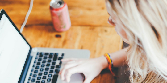 Frau arbeitet am Laptop
