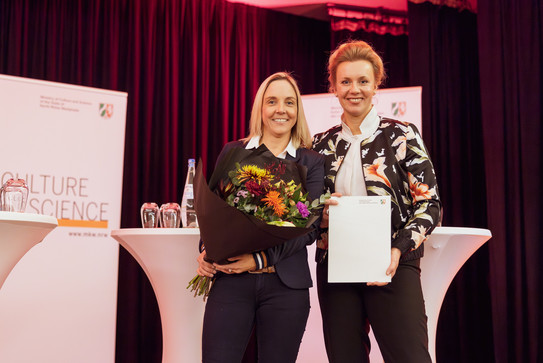 NRW-Wis­senschafts­mi­nis­te­rin Ina Brandes (r.) überreichte Dr. Vanessa Henke den Lehrpreis.