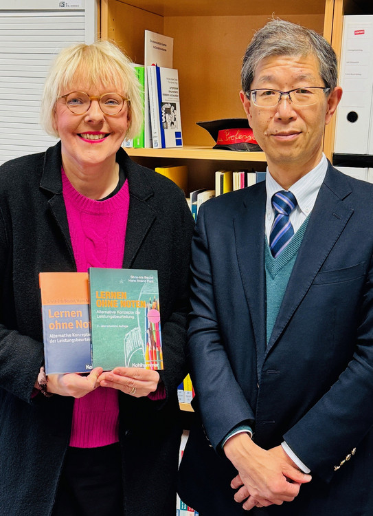 Foto Prof. Dr. Silvia-Iris Beutel und Prof. Yanagisawa 