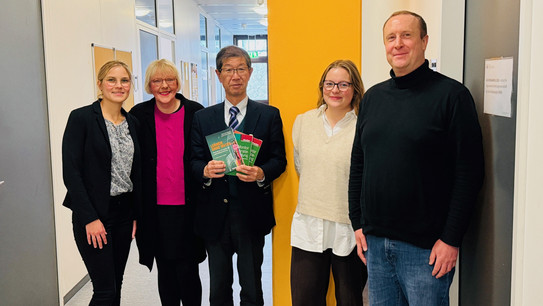 Foto von Inga Wehe, Prof. Dr. Silvia-Iris Beutel, Prof. Yanagisawa, Viktoria-Anna Drees und Martin Goy