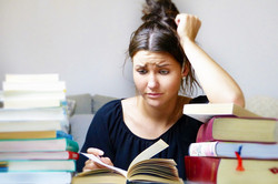 Bücher Person sitzt zwischen Büchern und liest
