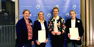 Prof. Wiebke Möhring (l), Prorektorin Studium der TU Dortmund, und Ina Brandes (2.v.r.), NRW-Ministerin für Kultur und Wissenschaft, freuten sich mit den Preisträgerinnen Dr. Vanessa Henke (2.v.l.) und Dr. Lena Tacke (r.). 