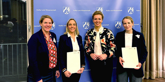 Prof. Wiebke Möhring (l), Prorektorin Studium der TU Dortmund, und Ina Brandes (2.v.r.), NRW-Ministerin für Kultur und Wissenschaft, freuten sich mit den Preisträgerinnen Dr. Vanessa Henke (2.v.l.) und Dr. Lena Tacke (r.).