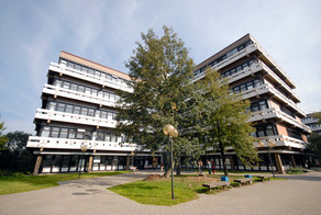Gebäude Emil-Figge-Straße 50 im Sommer