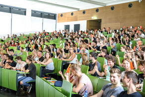 Studierende sitzen in einer Vorlesung im Hörsaal.